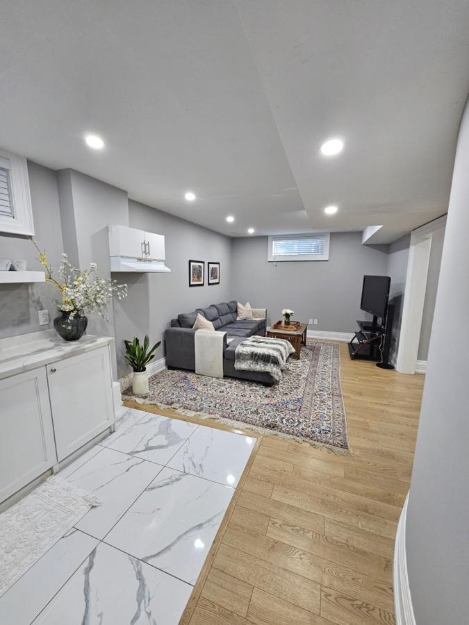 Basement Apartment In Luxury Beach House Торонто Экстерьер фото