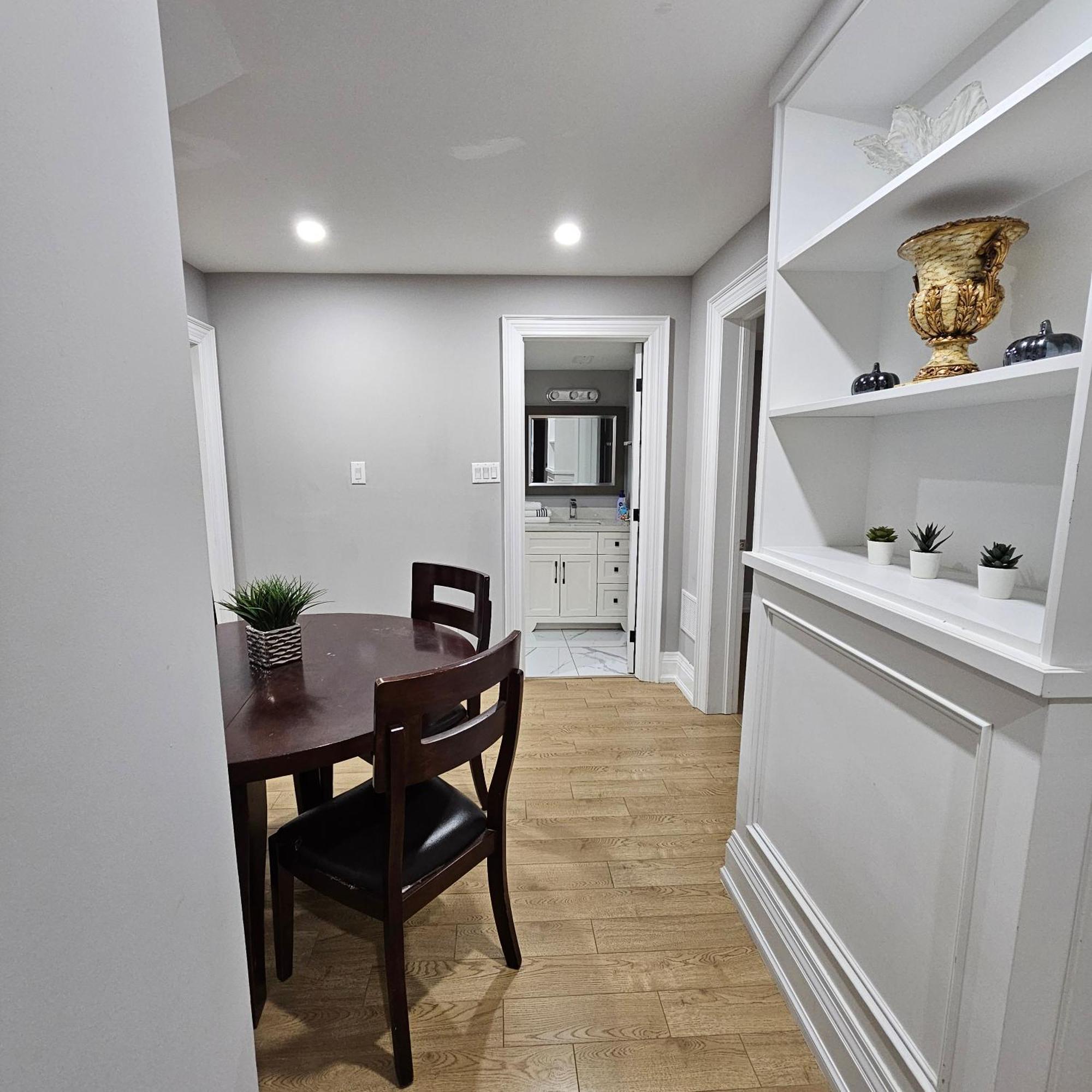 Basement Apartment In Luxury Beach House Торонто Экстерьер фото