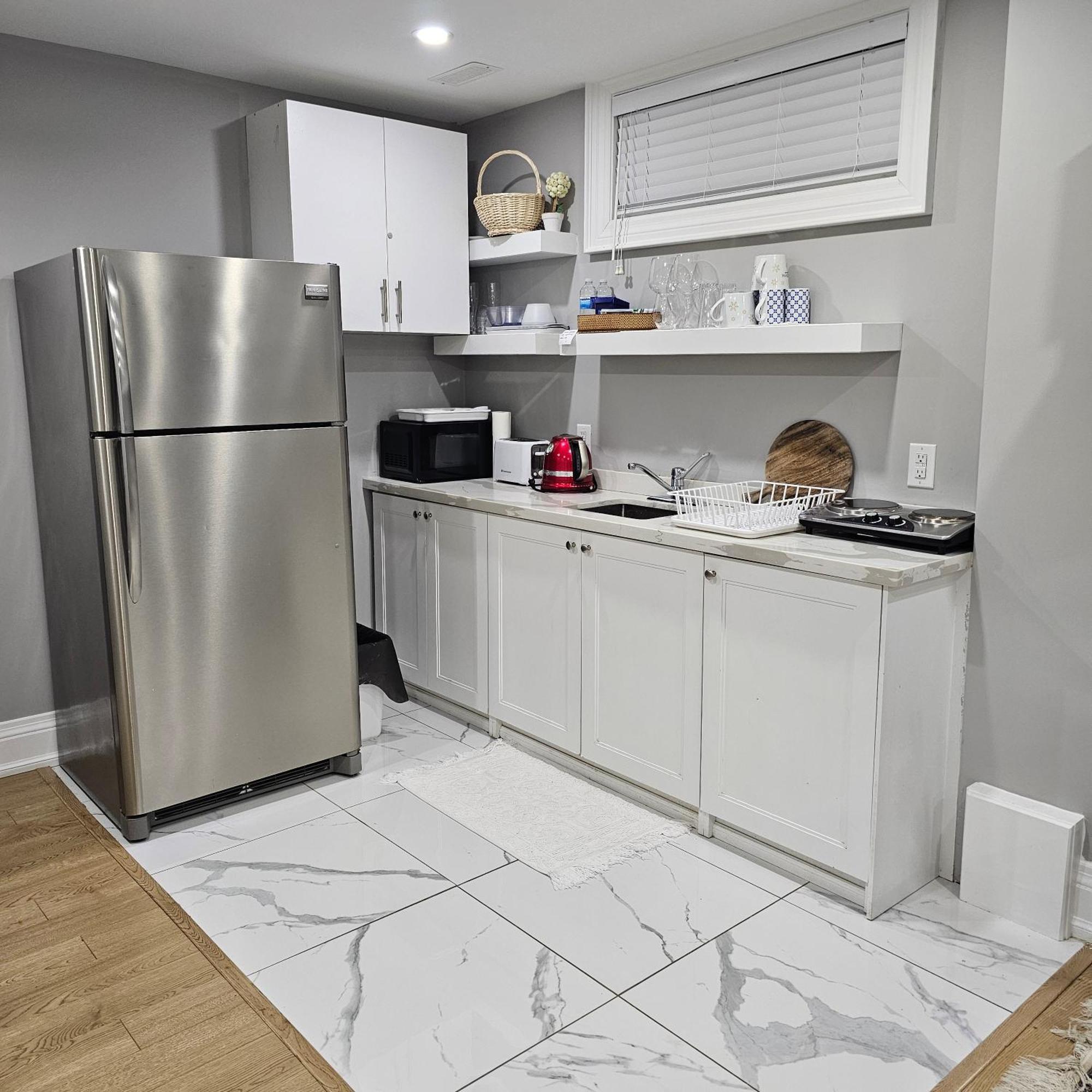 Basement Apartment In Luxury Beach House Торонто Экстерьер фото