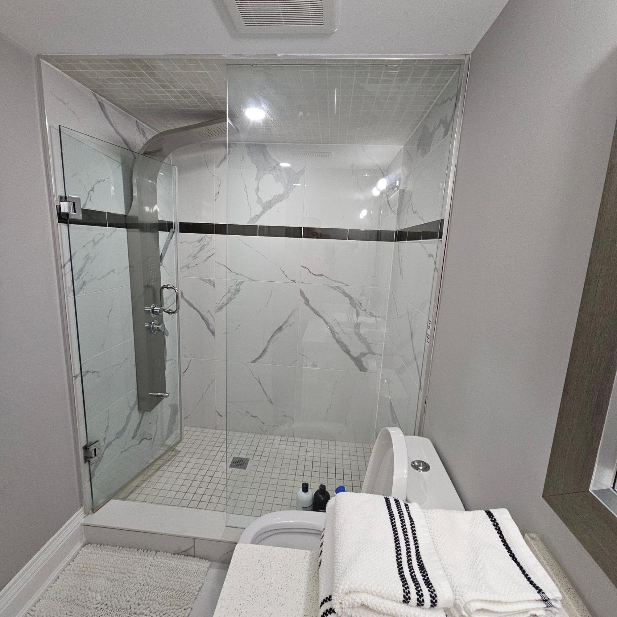 Basement Apartment In Luxury Beach House Торонто Экстерьер фото